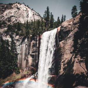 yosemite-vs-lake-tahoe-waterfall-in-yosetime