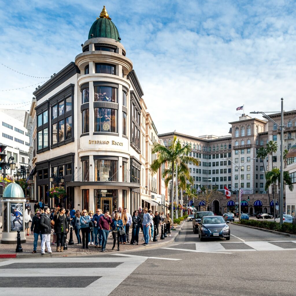 Hollywood Hills vs Beverly Hills 2023 Guide for Visiting & Living