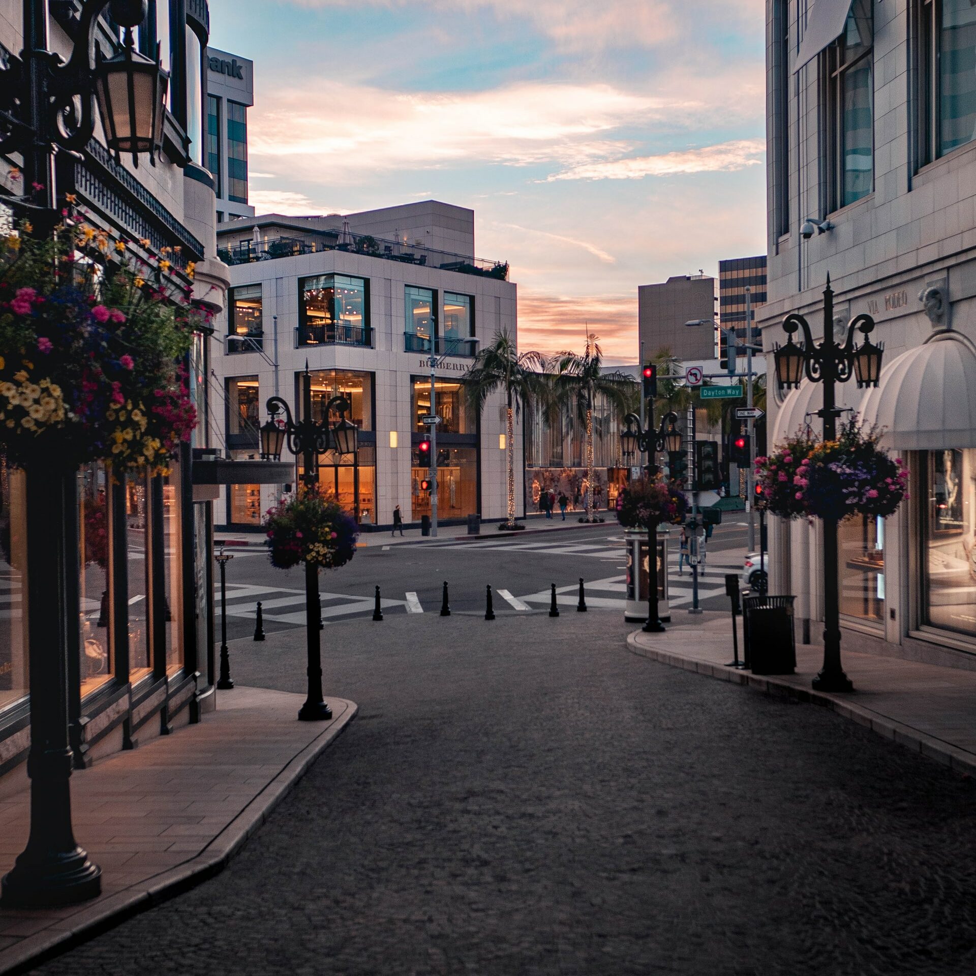 Hollywood Hills vs Beverly Hills 2023 Guide for Visiting & Living