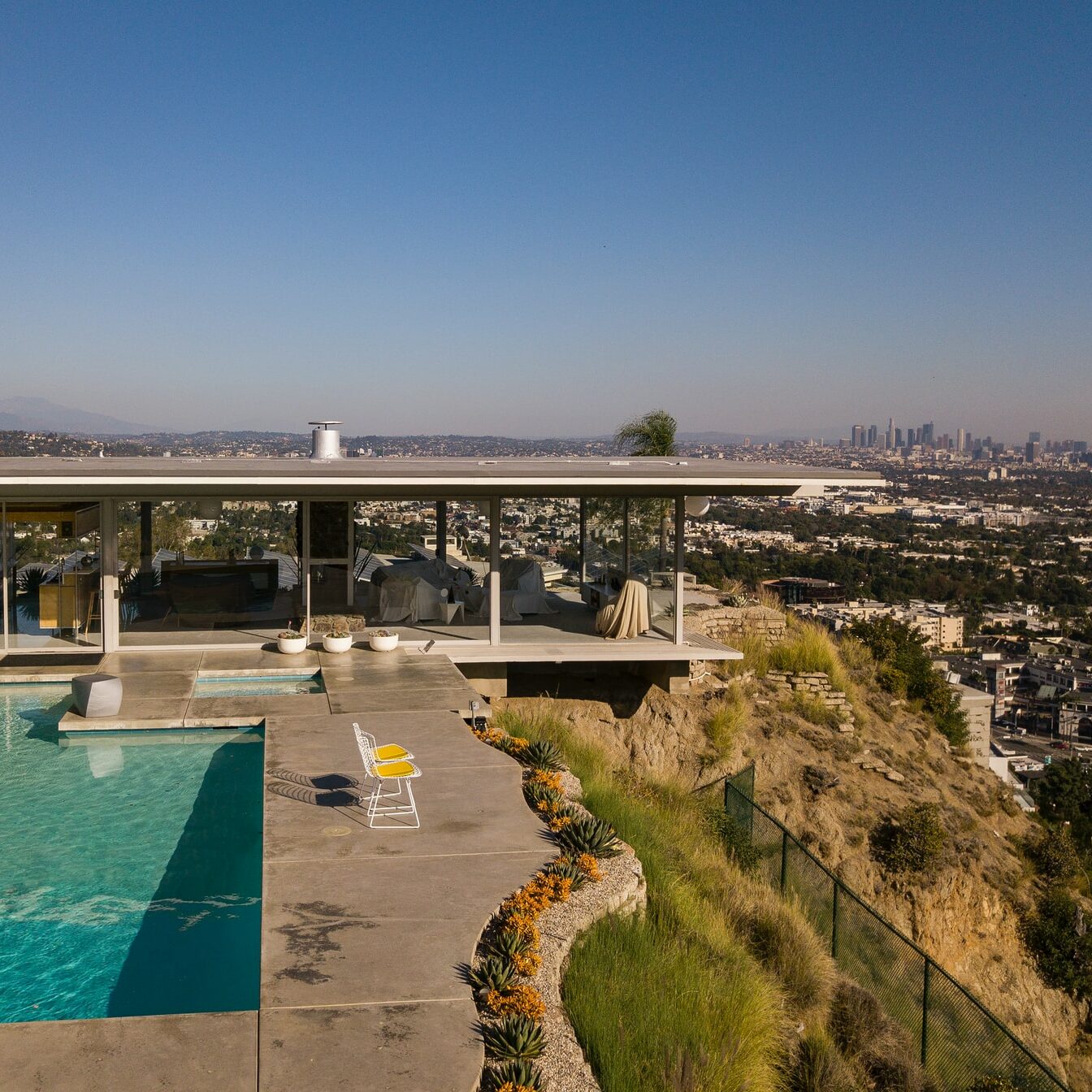 Hollywood Hills vs Beverly Hills 2023 Guide for Visiting & Living