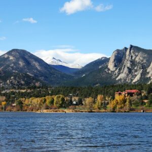 best-mountain-towns-near-denver-Estes-Park