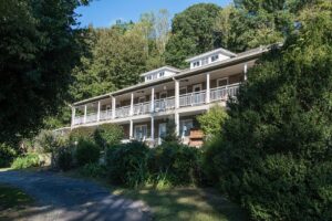 6. Calhoun House Inn & Suites