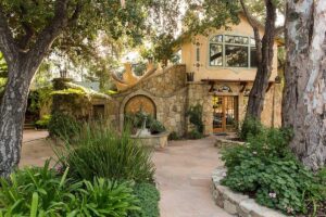 4. Emerald Iguana Inn