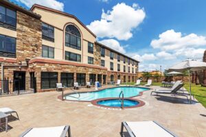 4. Holiday Inn Express & Suites Austin NW - Lakeway