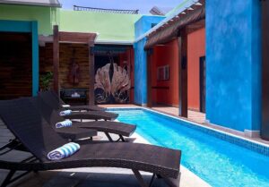 7. R Hotel Kingston