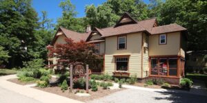 2. Twin Oaks Inn
