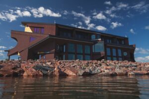 4. Blue Wave Inn