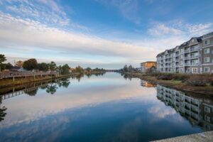 4. Rivertide Suites Hotel