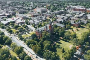 closest airports to Auburn University
