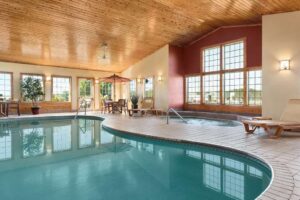 4. Country Inn & Suites by Radisson Baxter, MN