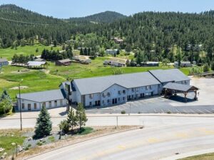 6. EverSpring Inn & Suites Hill City