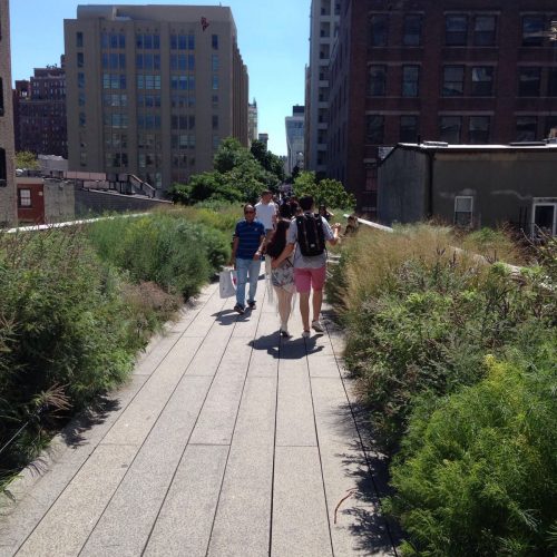 Elevated-subway-line-park-New-York-USA